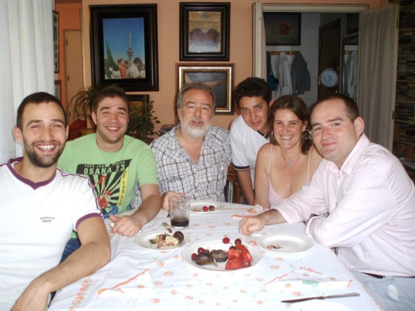 Gonzalo García Pelayos con sus cinco hijos