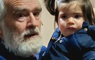 Gonzalo y mi nieta Lucía Chicas en Kerala