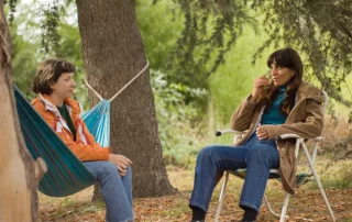 Amigas en un camino de campo